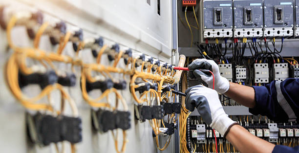 Professional Electrician technician working in Preston, IA